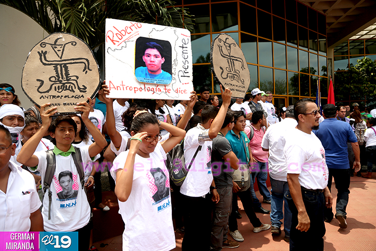 Conmemoran 17 aniversario de la ca&iacute;da de Roberto Gonz&aacute;lez